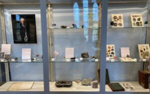 Vitrine zur Historie von Sammlung, Museum und der Umgebung Marburgs, Foto: Volker Duda